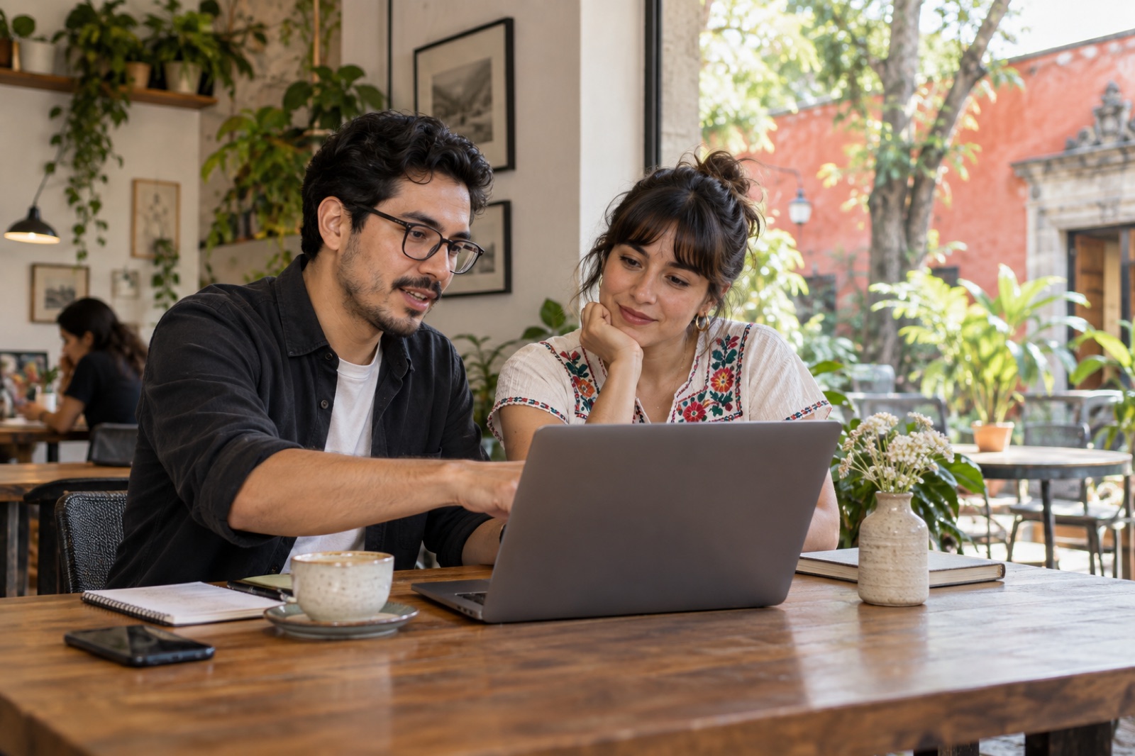 Diseñador de Clika trabajando con un negocio local
